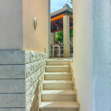 Jela Apartment *