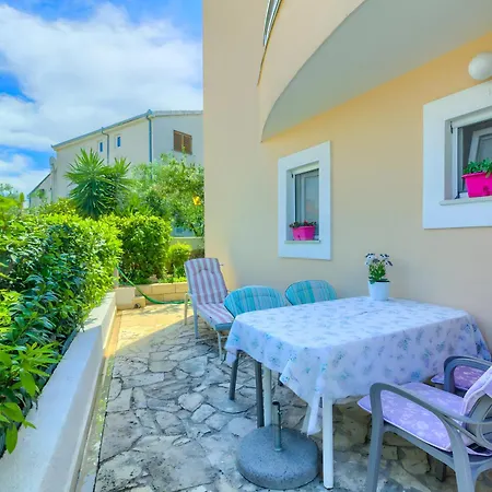 Jela Apartment *