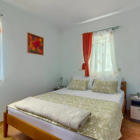Jela Apartment *