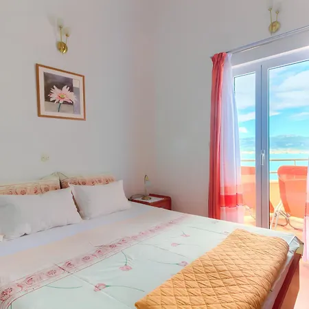 Jela Apartment *