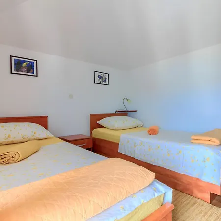 Jela アパート トロギール